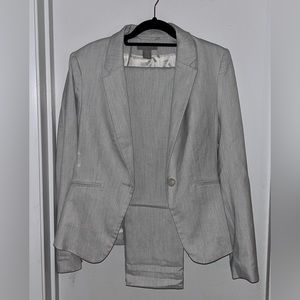 H&M women’s suit set (blazer and pants) SIZE 4 never worn.